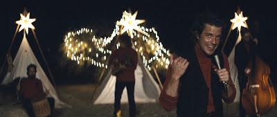 The Killers presentan su villancico benéfico anual (con Richard Dreyfuss): 'Dirt Sledding'