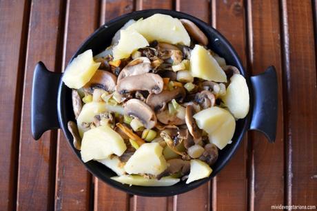 Timbal de patata, setas y ajos tiernos con espinacas