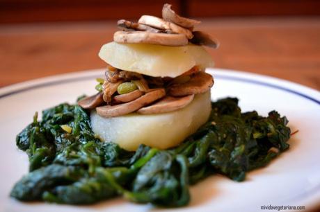 Timbal de patata, setas y ajos tiernos con espinacas