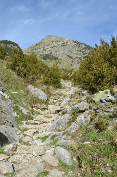 Del Embalse de La Sarra al Ibón de Respomuso, en el Valle de Tena