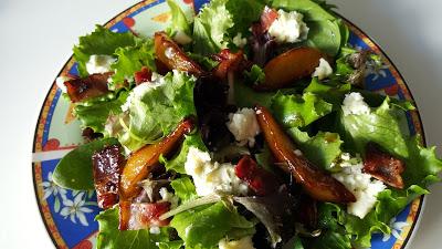 ENSALADA DE OTOÑO DE PERAS BACON Y QUESO AZUL
