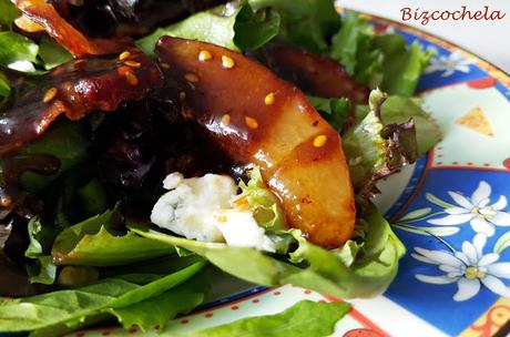 ENSALADA DE OTOÑO DE PERAS BACON Y QUESO AZUL