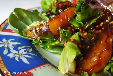 ENSALADA DE OTOÑO DE PERAS BACON Y QUESO AZUL