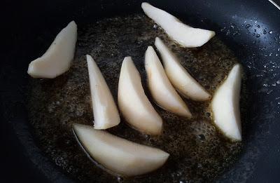 ENSALADA DE OTOÑO DE PERAS BACON Y QUESO AZUL