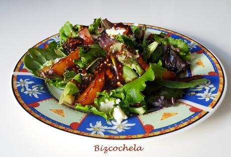 ENSALADA DE OTOÑO DE PERAS BACON Y QUESO AZUL