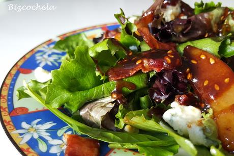 ENSALADA DE OTOÑO DE PERAS BACON Y QUESO AZUL