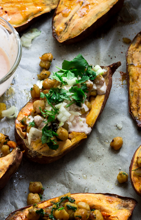 Boniatos asados al ras-al-hanut con salsa de yogurt Boniatos asados al ras-al-hanut con salsa de yogurt