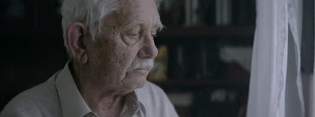 Un anciano finge su muerte para reunir a su familia por Navidad en este anuncio