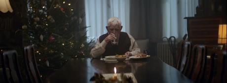 Un anciano finge su muerte para reunir a su familia por Navidad en este anuncio