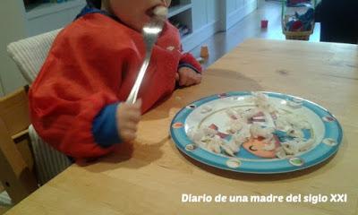 bebé cubiertos comer