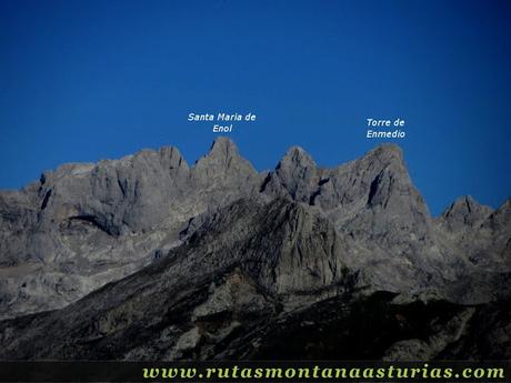 Ruta Víboli Peña Subes y Sen Mulos: Vista de la Torre de Santa María de Enol y Enmedio