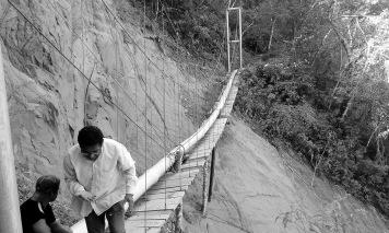 Se construyen puentes en los pasos de quebrada a la toma de agua el SUSSE