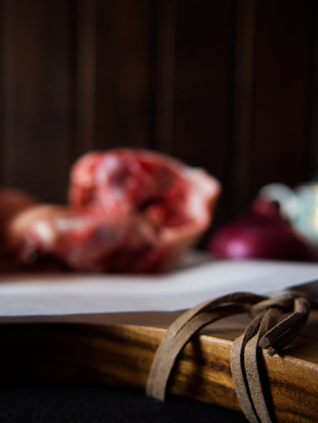 Manitas de cerdo en salsa con setas