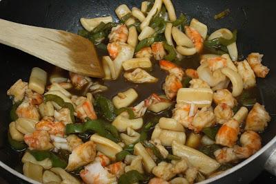 Fideos chinos con gambones y calamares en salsa de ostras