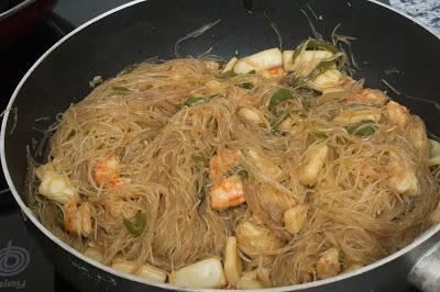 Fideos chinos con gambones y calamares en salsa de ostras