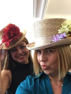 Me encanta descubrir sitios nuevos con Isabel, nos lo pasamos genial. sombrero loco