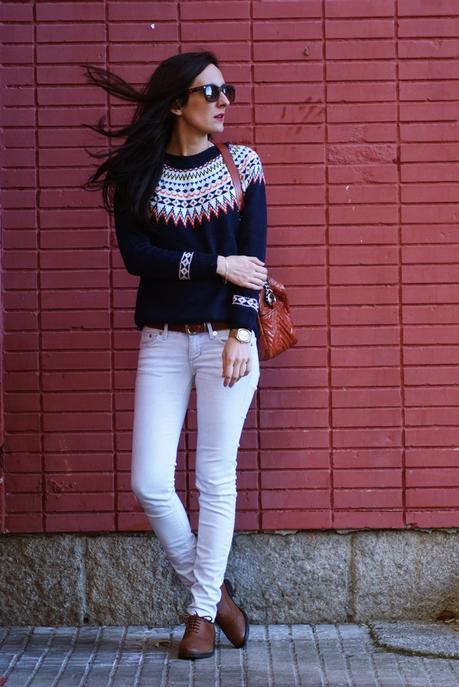 GEOMETRIC SWEATERLook sencillo para un día cualquiera con... GEOMETRIC SWEATERLook sencillo para un día cualquiera con...