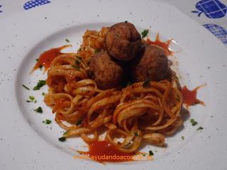 Tallarines con Salsa de Tomate Natural y Albóndigas