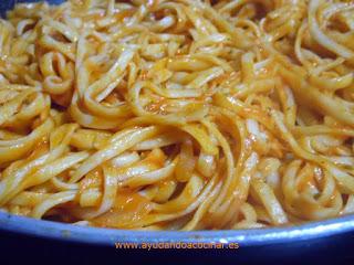 Tallarines con Salsa de Tomate Natural y Albóndigas