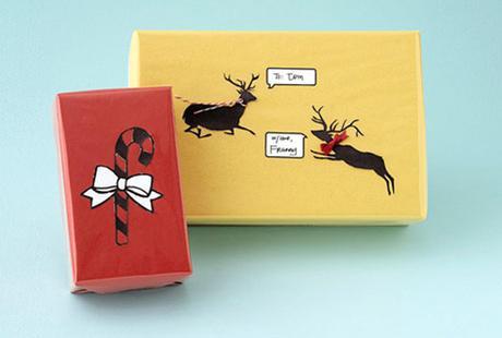 Envuelve tus libros para Navidad con papel llamativo adornado con dibujos navideños