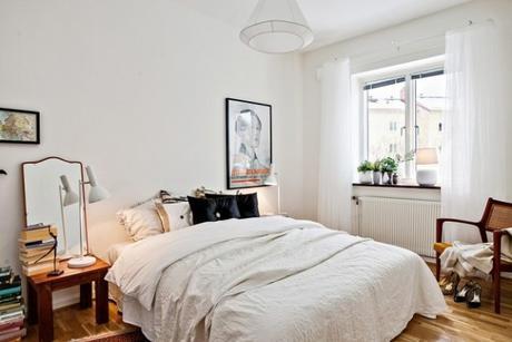 Libros apilados en el dormitorio