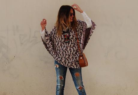 pONCHO pRINT + rOMÁNTICO + rIPPED jEANS #nOUNIFORMES pONCHO pRINT + rOMÁNTICO + rIPPED jEANS #nOUNIFORMES