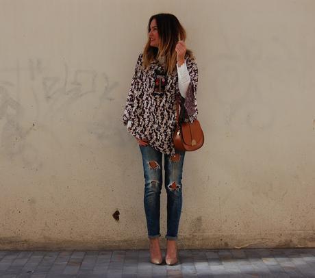 pONCHO pRINT + rOMÁNTICO + rIPPED jEANS #nOUNIFORMES pONCHO pRINT + rOMÁNTICO + rIPPED jEANS #nOUNIFORMES
