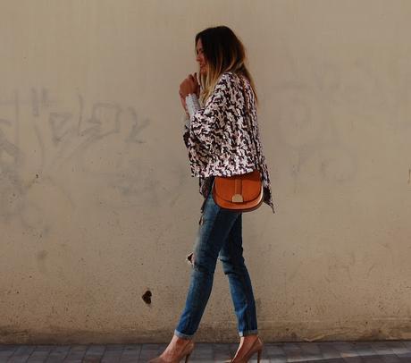 pONCHO pRINT + rOMÁNTICO + rIPPED jEANS #nOUNIFORMES pONCHO pRINT + rOMÁNTICO + rIPPED jEANS #nOUNIFORMES