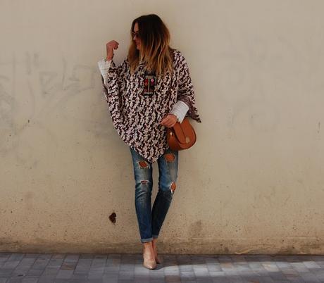pONCHO pRINT + rOMÁNTICO + rIPPED jEANS #nOUNIFORMES pONCHO pRINT + rOMÁNTICO + rIPPED jEANS #nOUNIFORMES