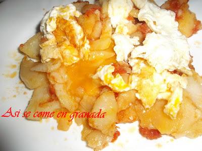 Huevos rotos con patatas con tomate
