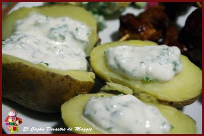 PINCHOS DE POLLO CON PATATAS ASADAS Y ENSALADA DE APIO