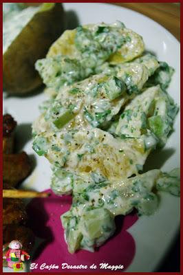 PINCHOS DE POLLO CON PATATAS ASADAS Y ENSALADA DE APIO