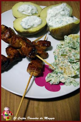 PINCHOS DE POLLO CON PATATAS ASADAS Y ENSALADA DE APIO