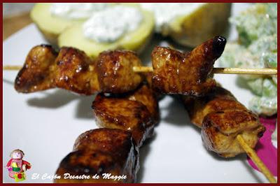 PINCHOS DE POLLO CON PATATAS ASADAS Y ENSALADA DE APIO