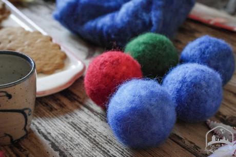Decoremos bolas de Navidad con lana cardada
