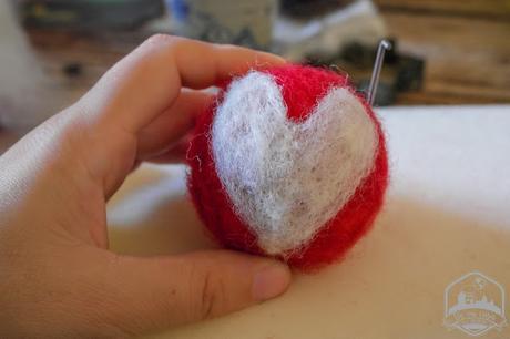 Decoremos bolas de Navidad con lana cardada