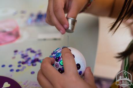 Decoremos bolas de Navidad con lana cardada