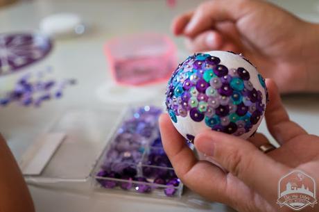 Decoremos bolas de Navidad con lana cardada