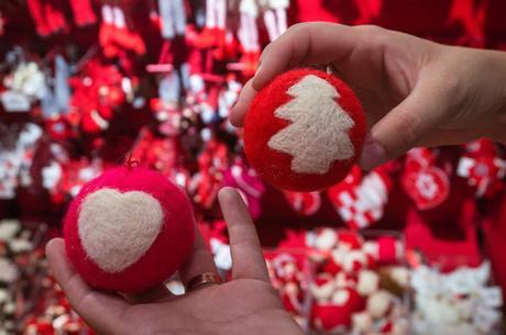 Decoremos bolas de Navidad con lana cardada