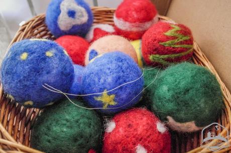Decoremos bolas de Navidad con lana cardada