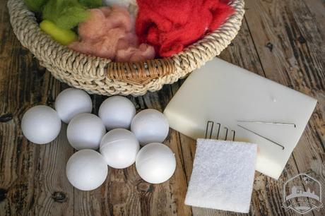 Decoremos bolas de Navidad con lana cardada