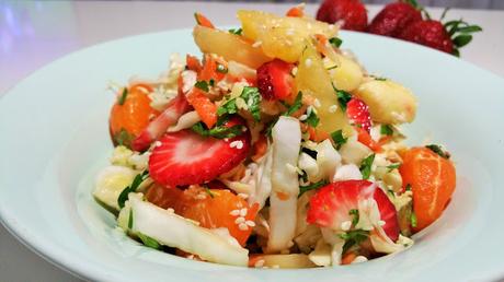 Ensalada crudivegana de col tropical