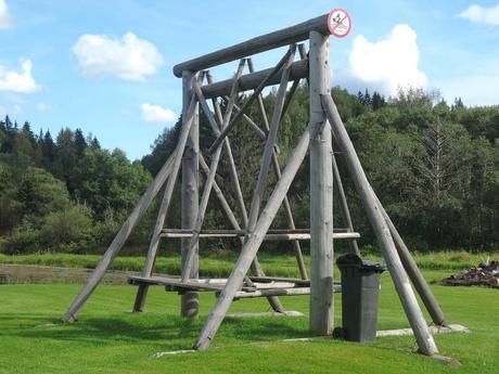 ¡Letones, abrazad el consumo! Tipo muy particular de columpio, tradicional en Estonia