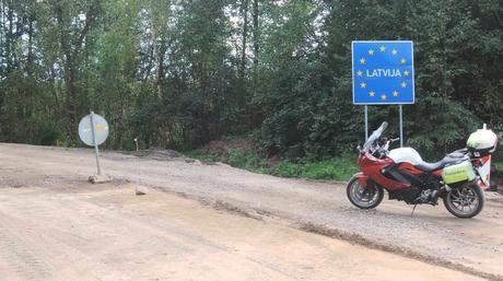 ¡Letones, abrazad el consumo! Carretera en obras entre Estonia y Letonia