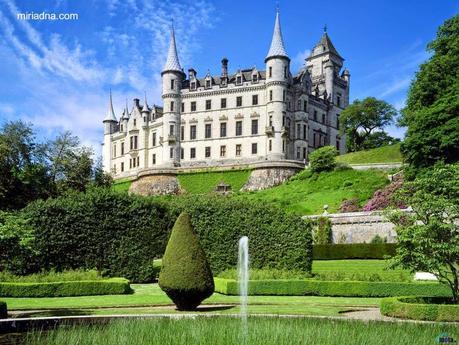 Vista en perspectiva del edificio con sus torres desde los jardines Castillo inglés