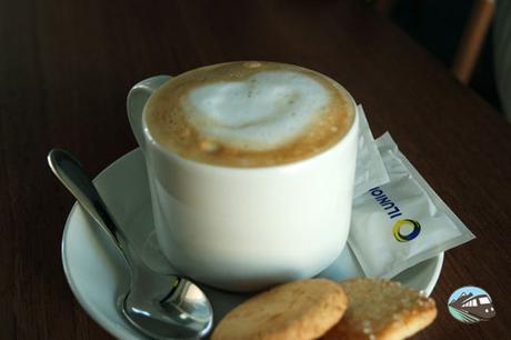 Café con detalle y pastas