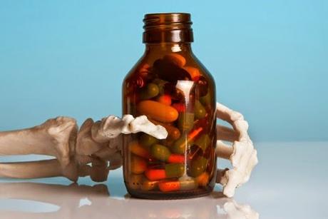 mano esqueleto medicinas drogas toxicidad píldoras pastillas tóxicos