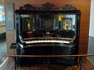 Más teclados curiosos (Museo de Bruselas)