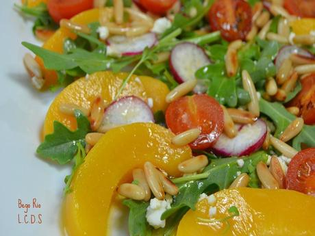 Ensalada de melocotón, rúcula , cherrys y piñones