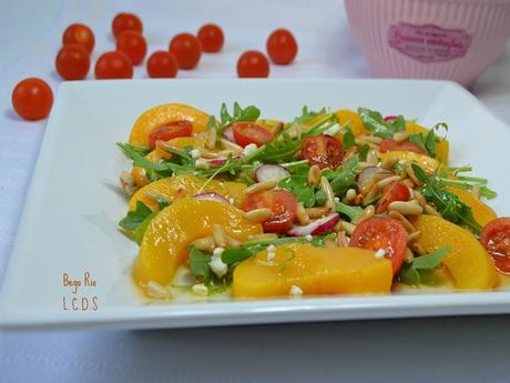 Ensalada de melocotón, rúcula , cherrys y piñones